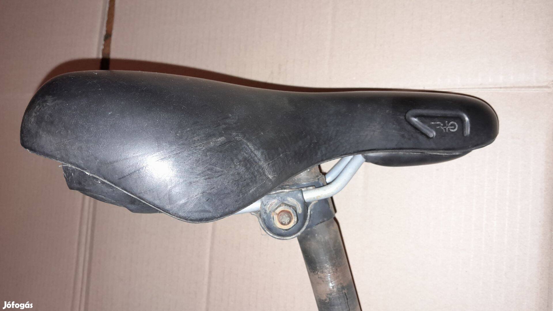 Selle Royal kerékpárnyereg csővel együtt