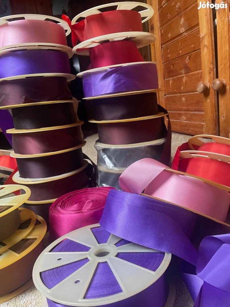 Selyem szalagok nagy mennyiségben