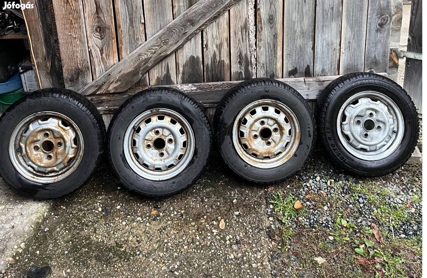 Semperit gumiabroncs, felnire szerelve