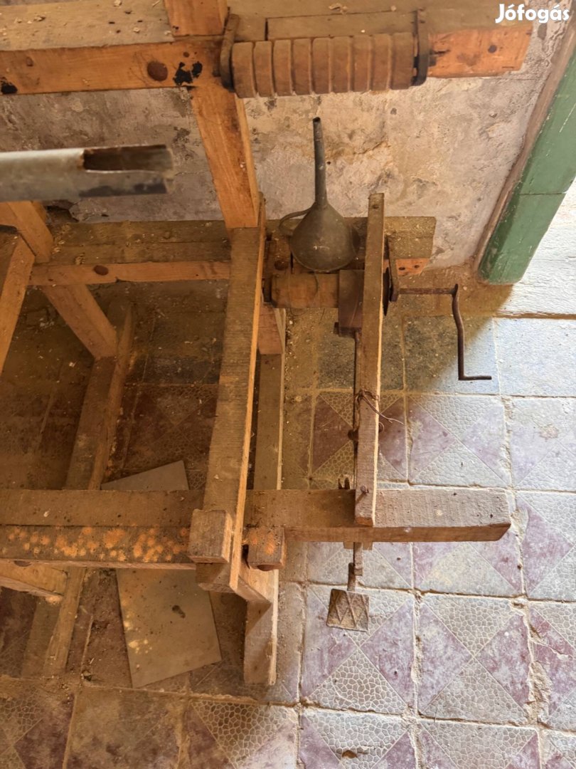 Seprű készítő gép