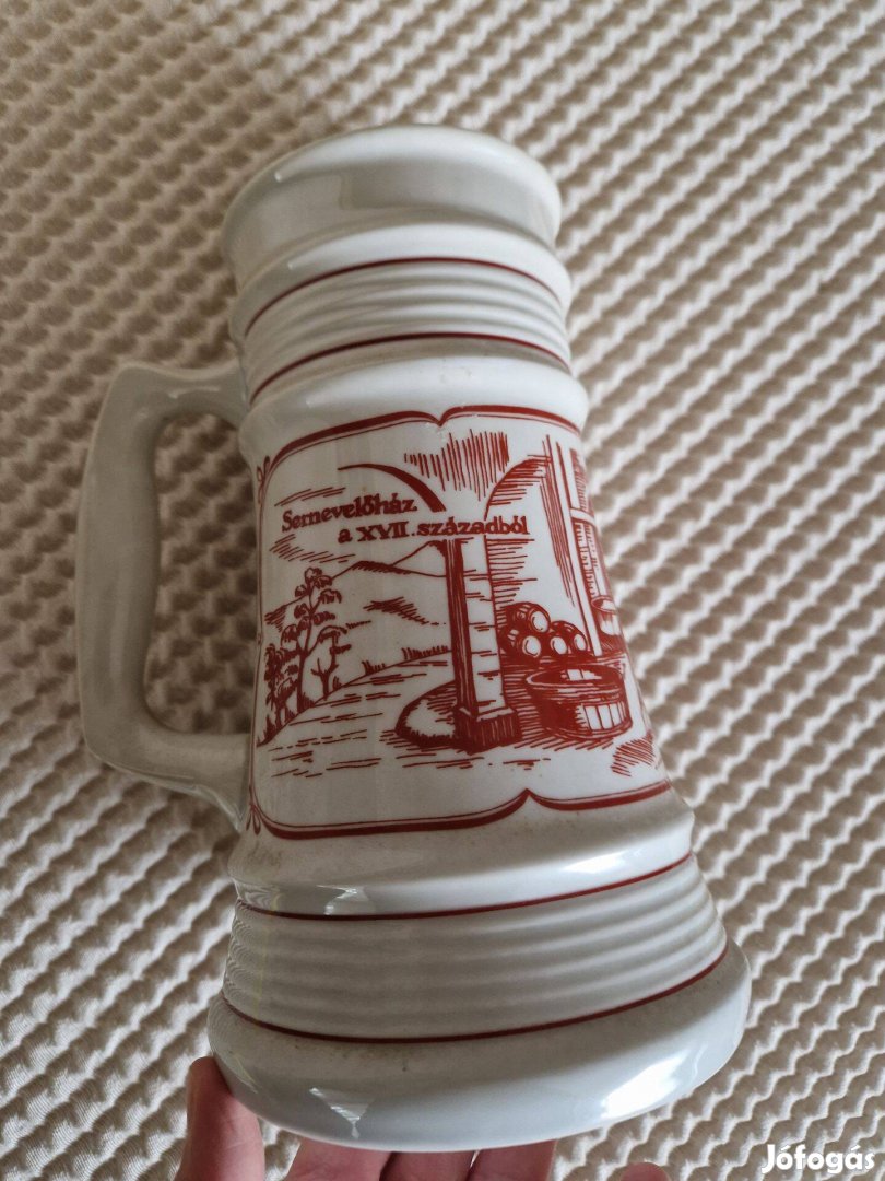 Sernevelőház / Alföldi Porcelán piros sörfőző mintás sörös korsó
