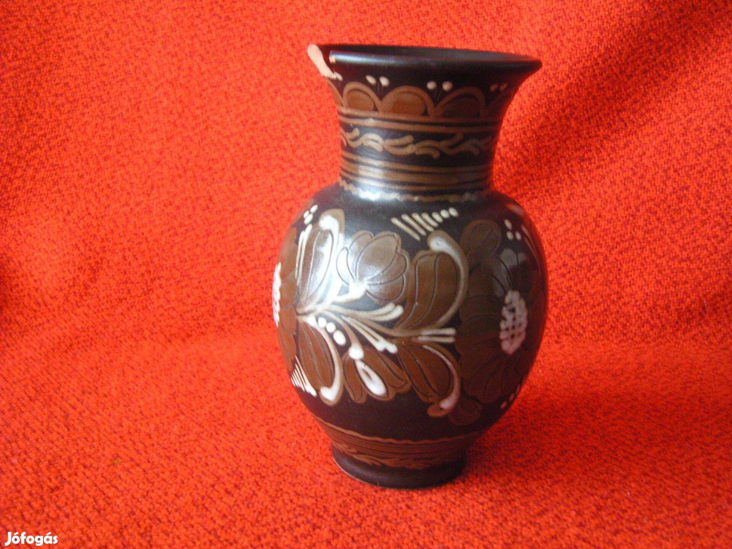 Sérült kézműves váza, jelzett. 20x11 cm