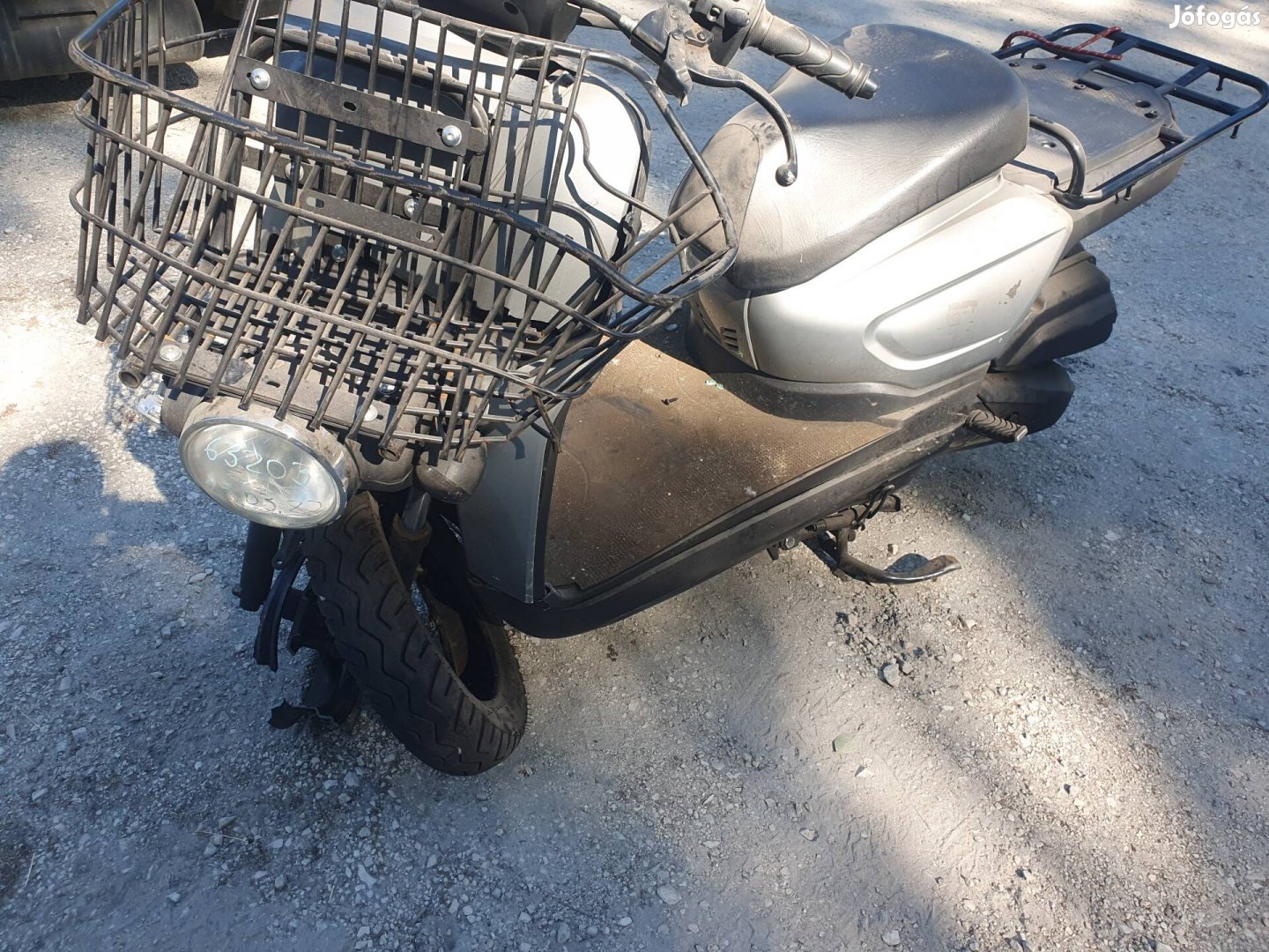 Sérűlt robogó egyben alkatrésznek eladó.