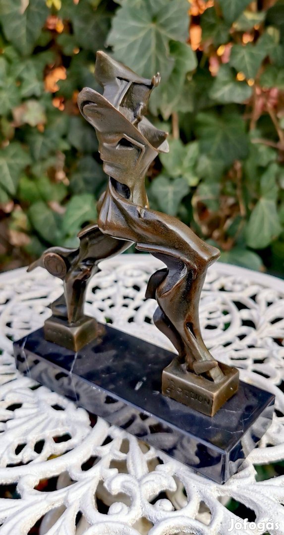 Sétáló férfi - art-deco bronz szobor