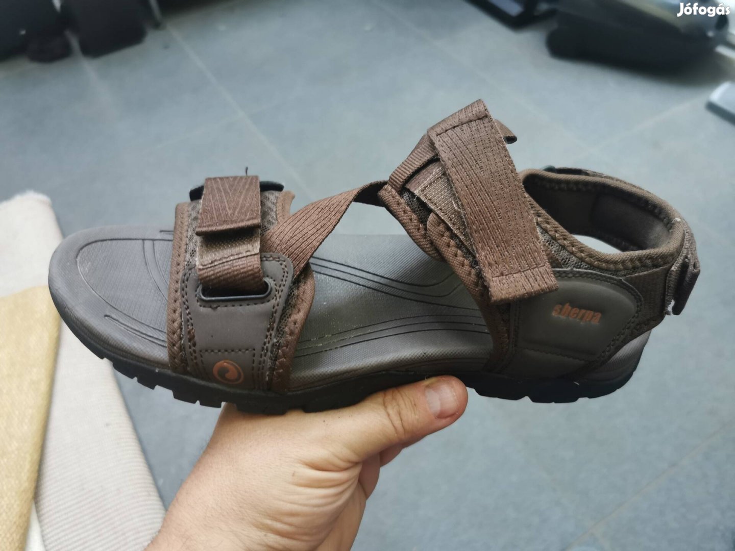 Sherpa túra szandál 43.