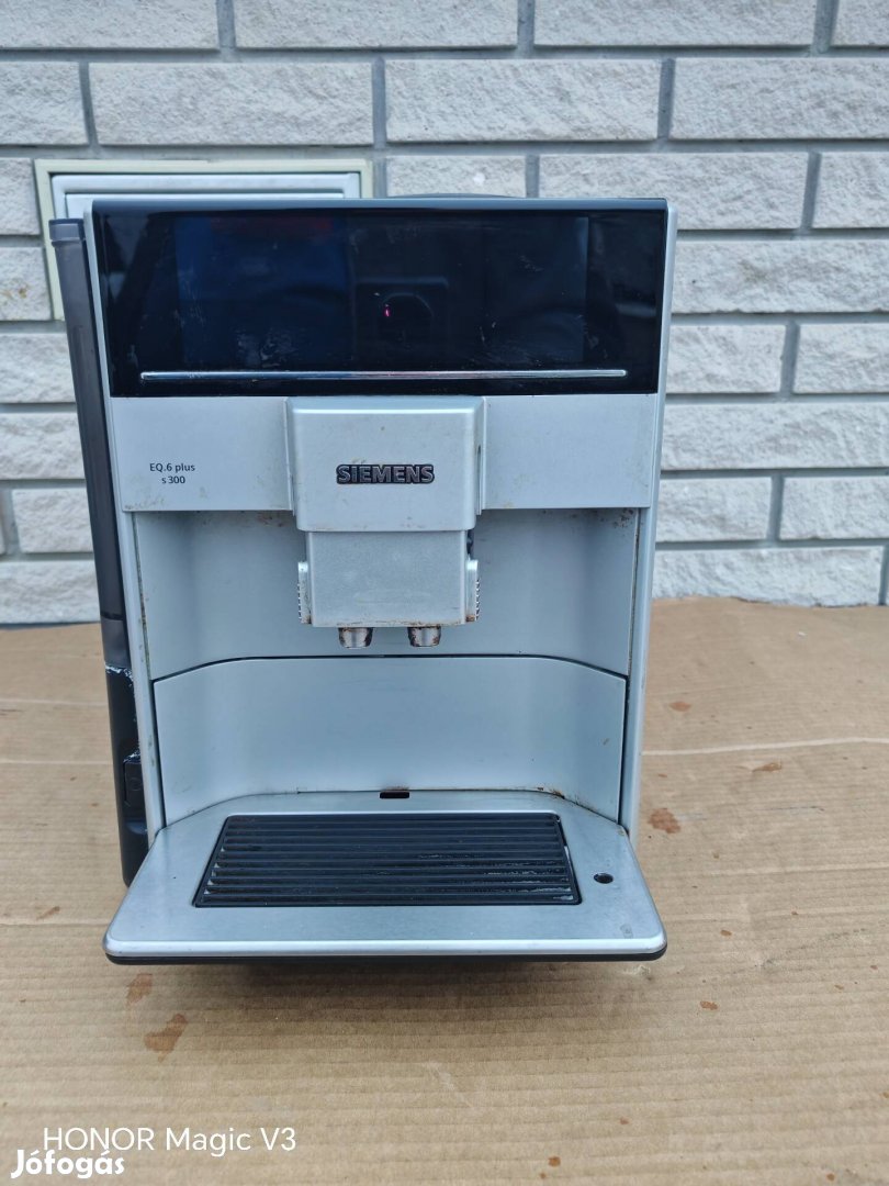 Siemens EQ.6 érintőképernyős automata darálós kávéfőző