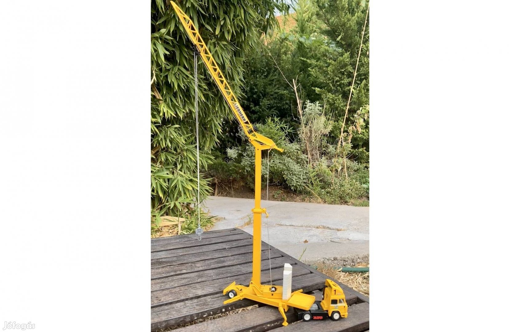 Siku Liebherr nyerges vontatós óriás daru. 62 cm magas