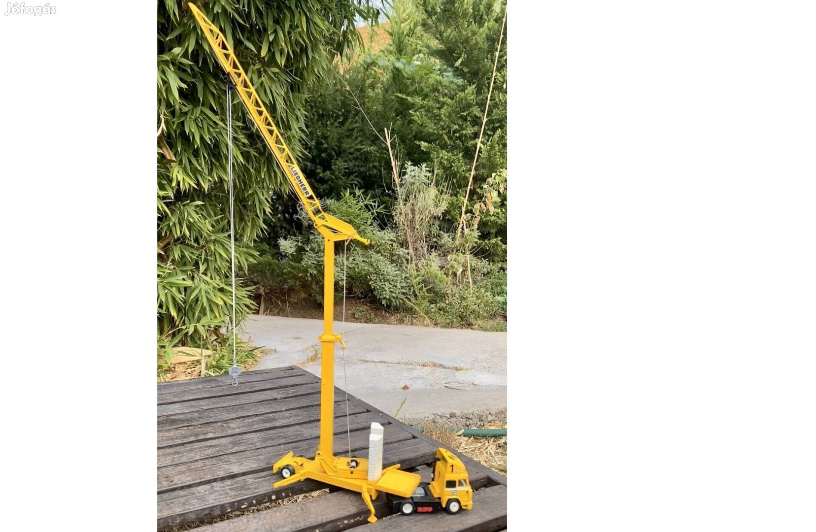 Siku Liebherr nyerges vontatós óriás daru. 62 cm magas