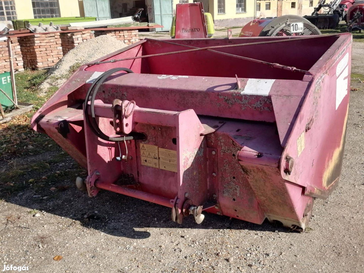 Silóvágó-silóbontó kanál