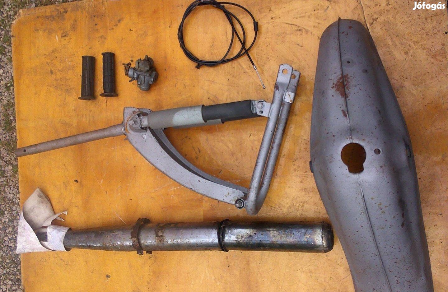 Simson KR 51 /2 Schwalbe-hoz megvásárólt elsőfutómű-sárvédő