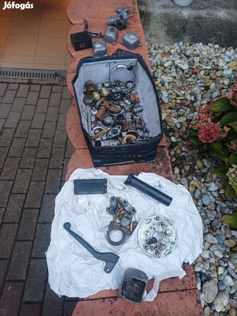 Simson alkatrész egyben.