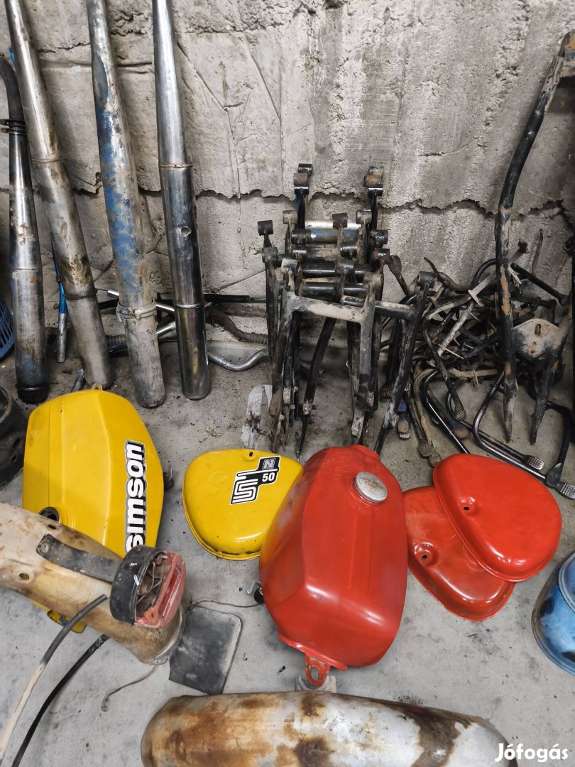 Simson alkatrészek minden mennyiségben.