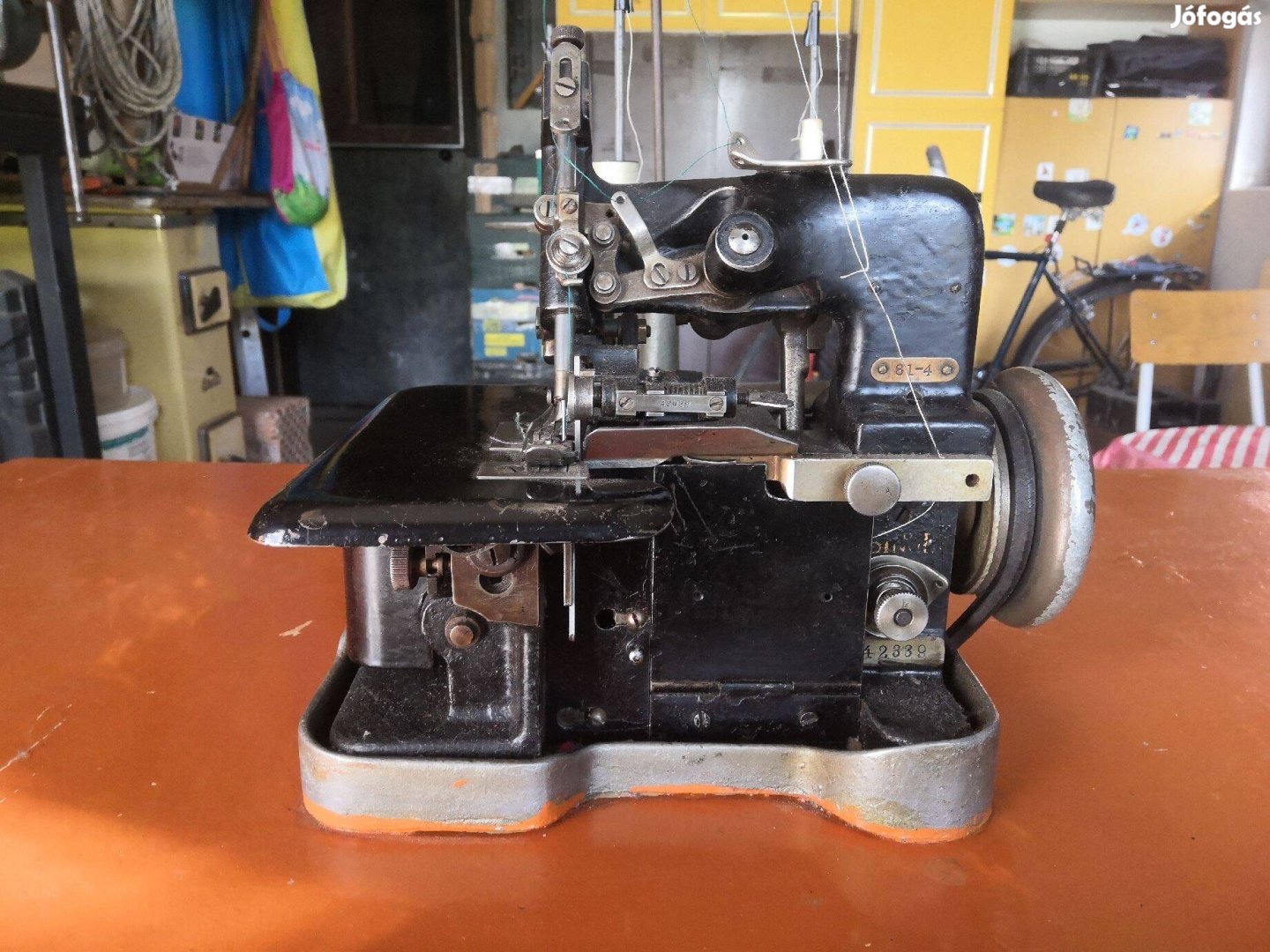 Singer Interlock varrógép, asztallal, varrónőtől, jó