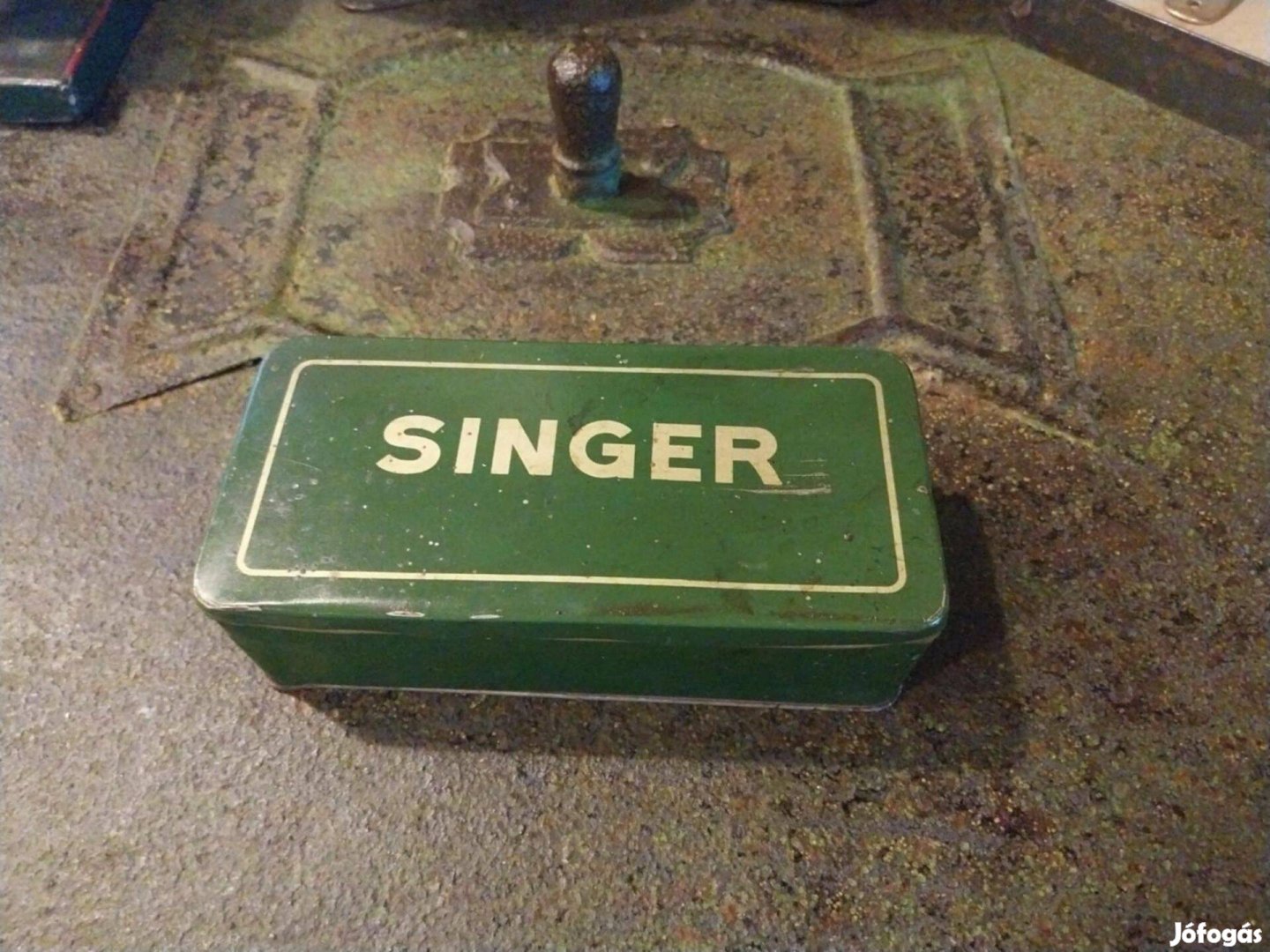 Singer régi fémdoboz, varrógép alkatrészes doboz a 20.sz.