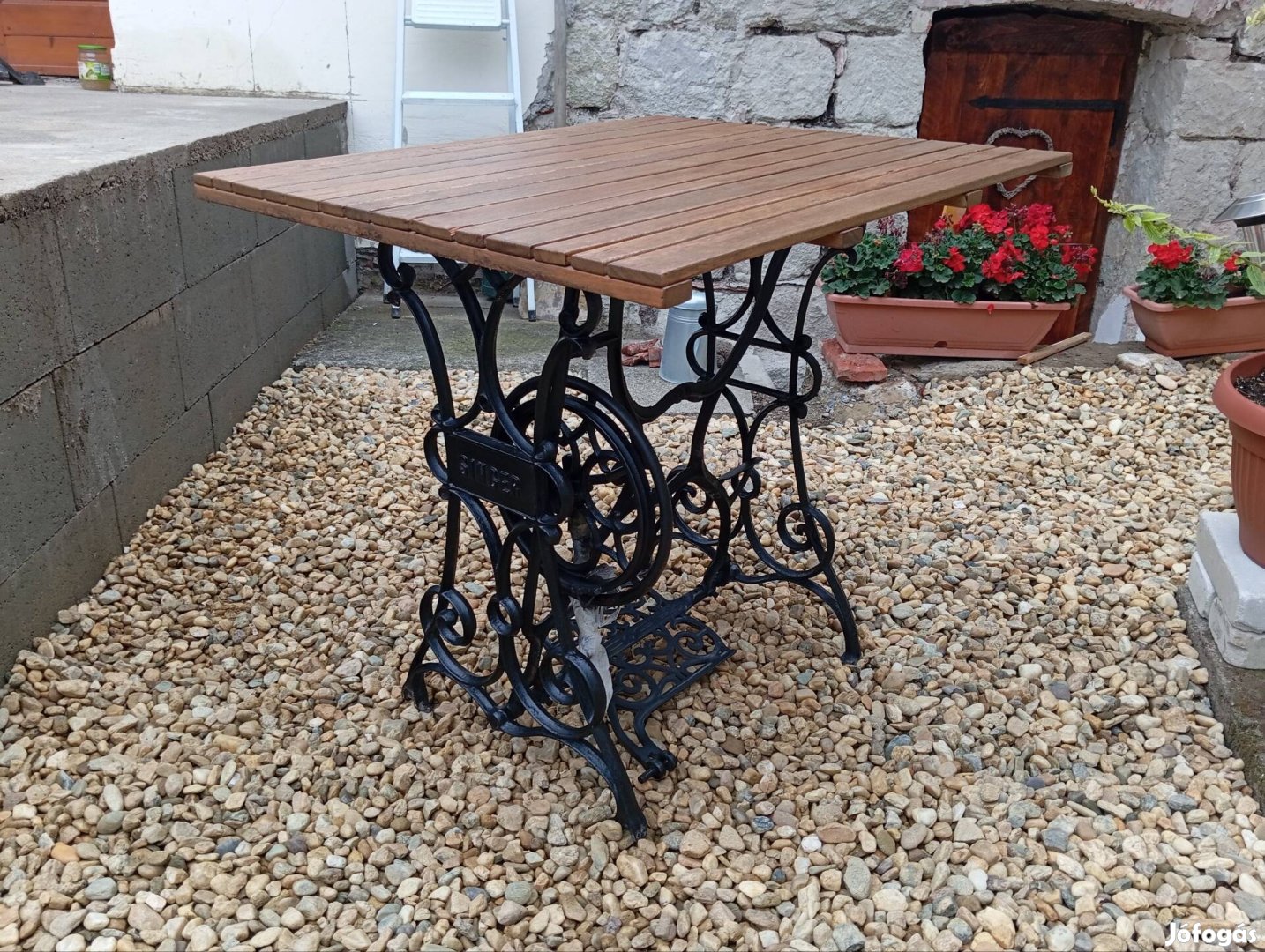 Singer varrógép asztal