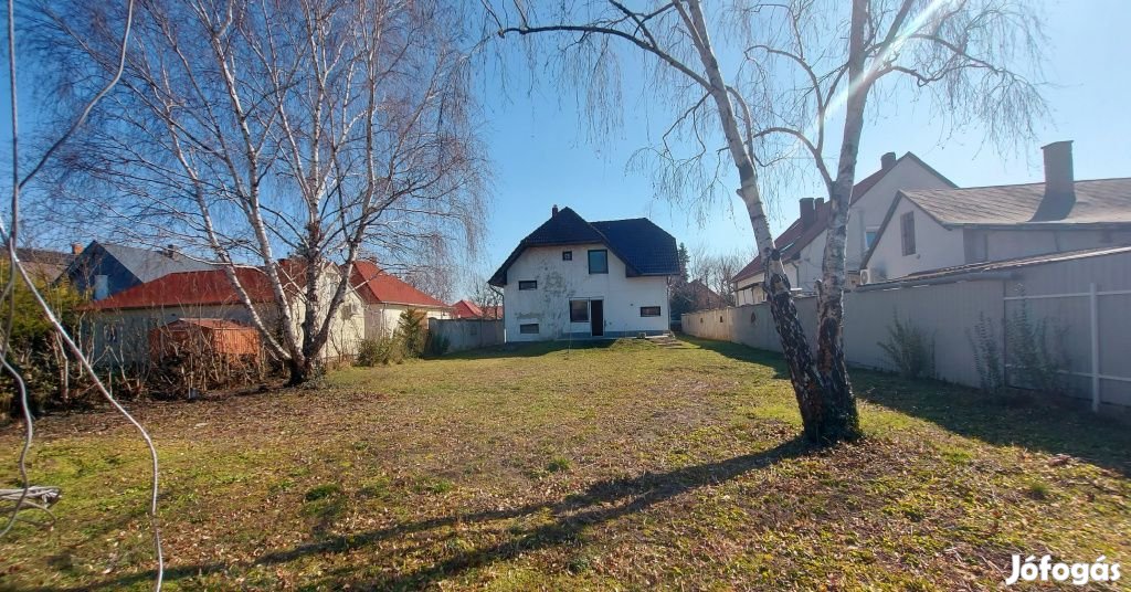 Siófok, Kedvelt utca, 160 m2-es, 2 generációs, családi ház, 4 szobás