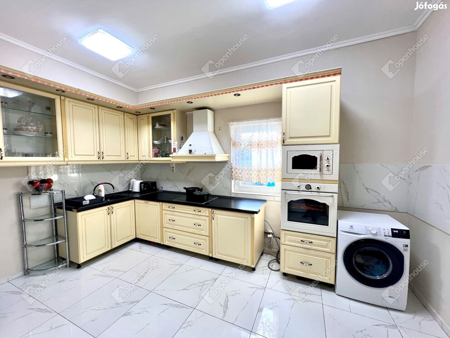 Siófok belvárosában újszerű, kétszintes családi ház eladó!