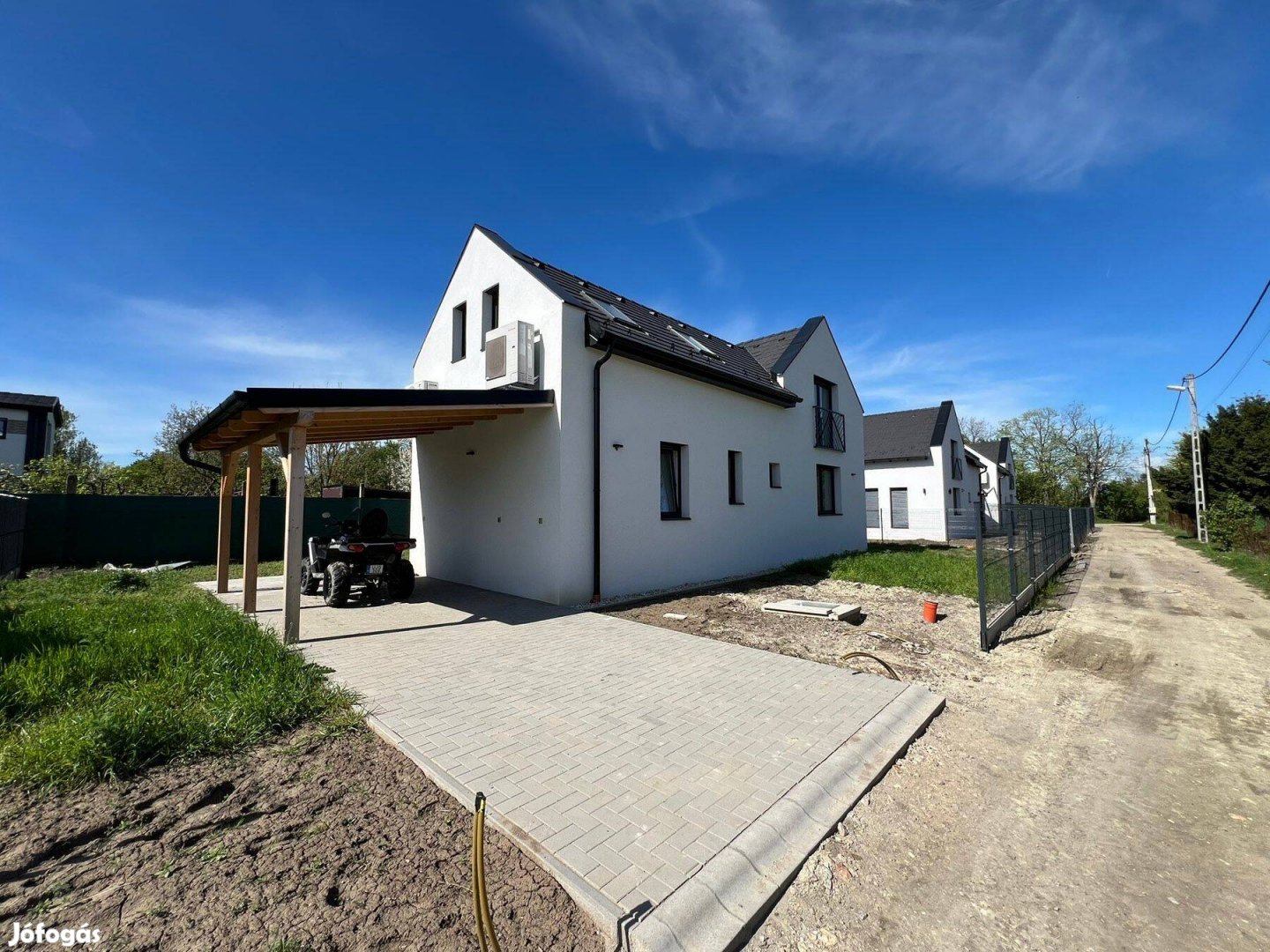 Siófok mellett Balatonvilágoson Új Építésű Kertes Családi Ház elad