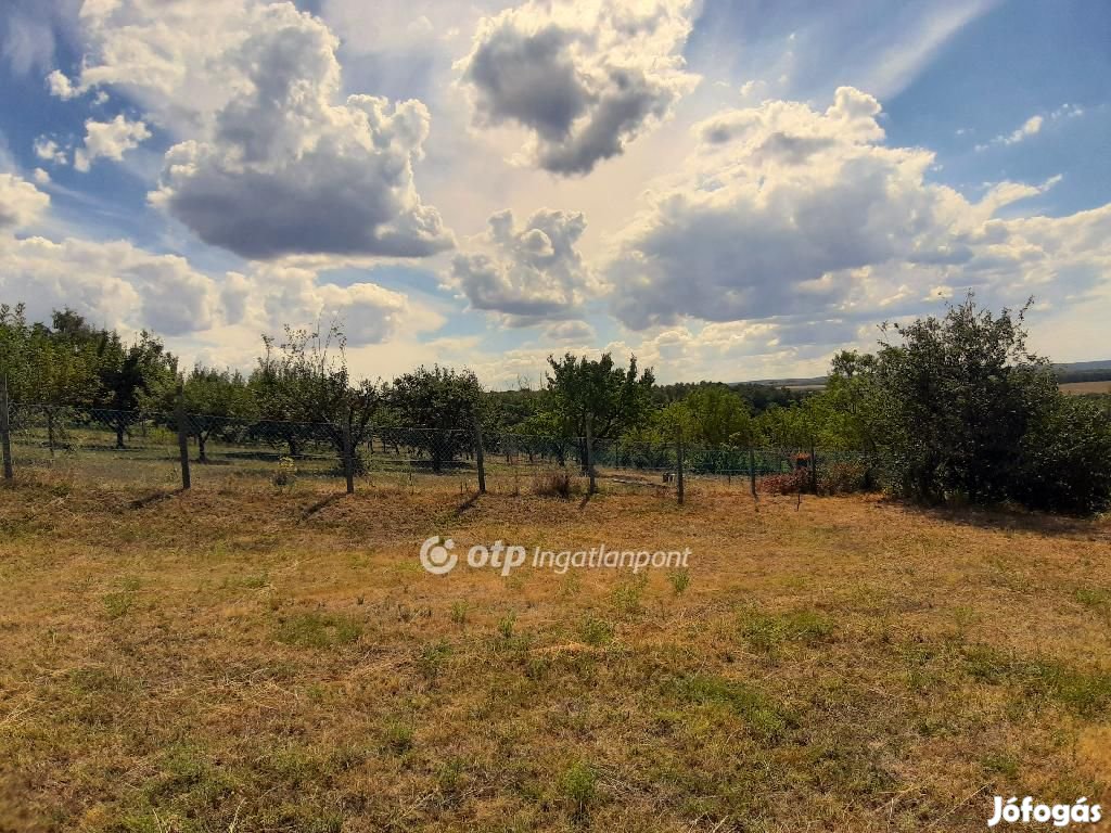 Siófoki 1472 nm-es telek eladó