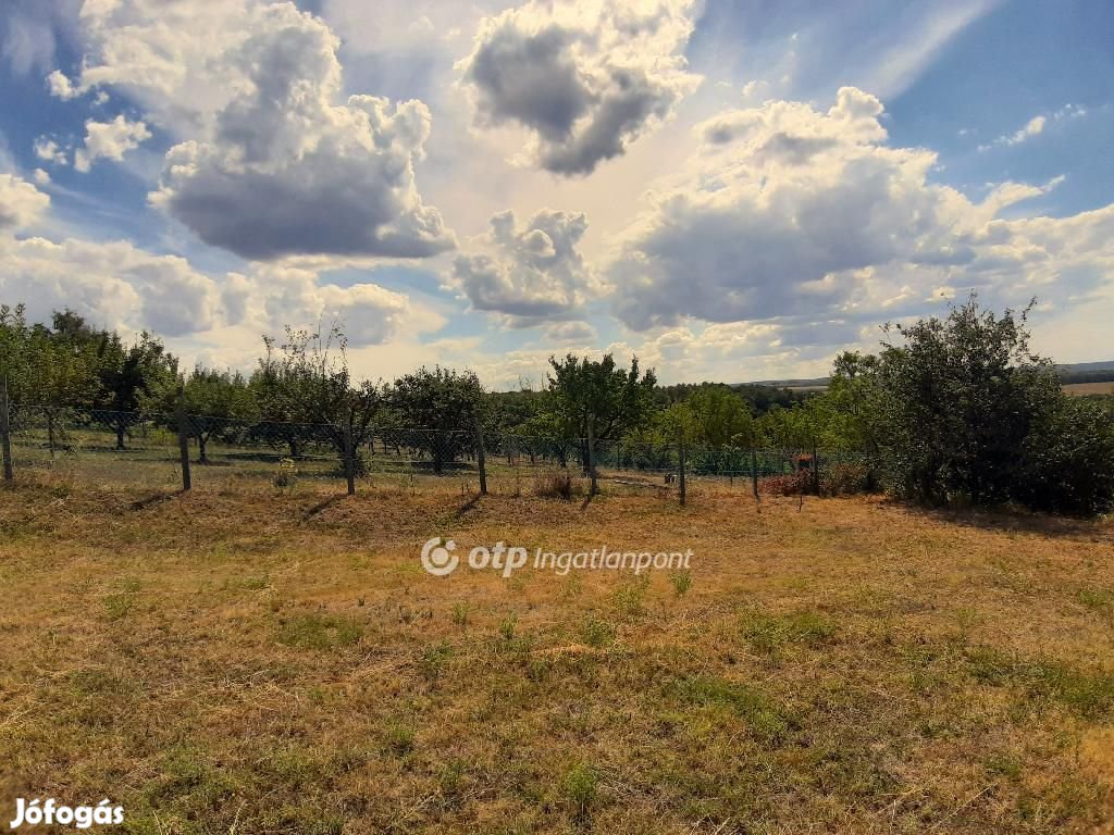Siófoki eladó 1472 nm-es telek