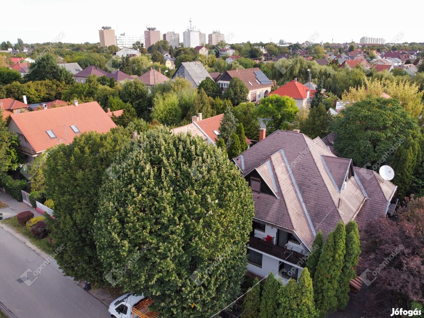 Siófokon bejáratott több egységes családi ház - apartmanház