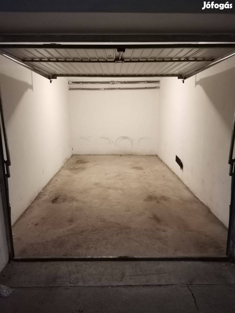 Síp utcán társasház alatti garázs eladó