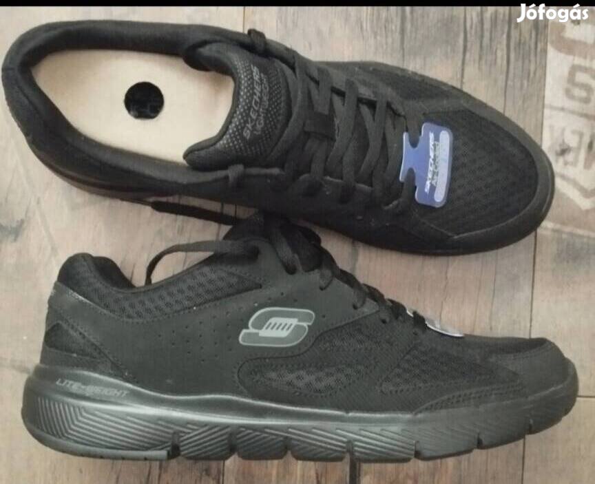 Skechers 44es fekete sportcipő 