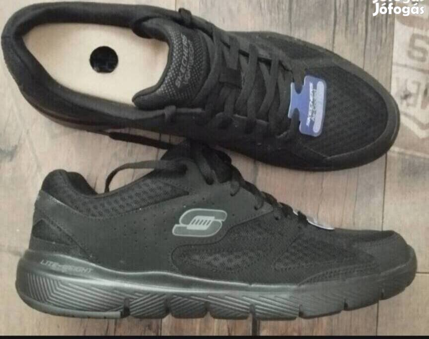 Skechers 44es fekete sportcipő 