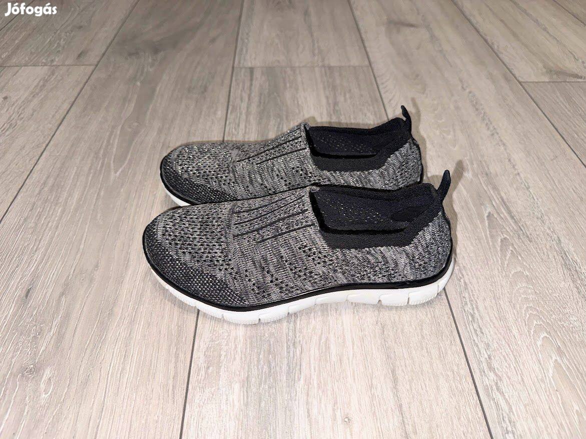 Skechers Empire Round Up Slip on cipő 35 -ös