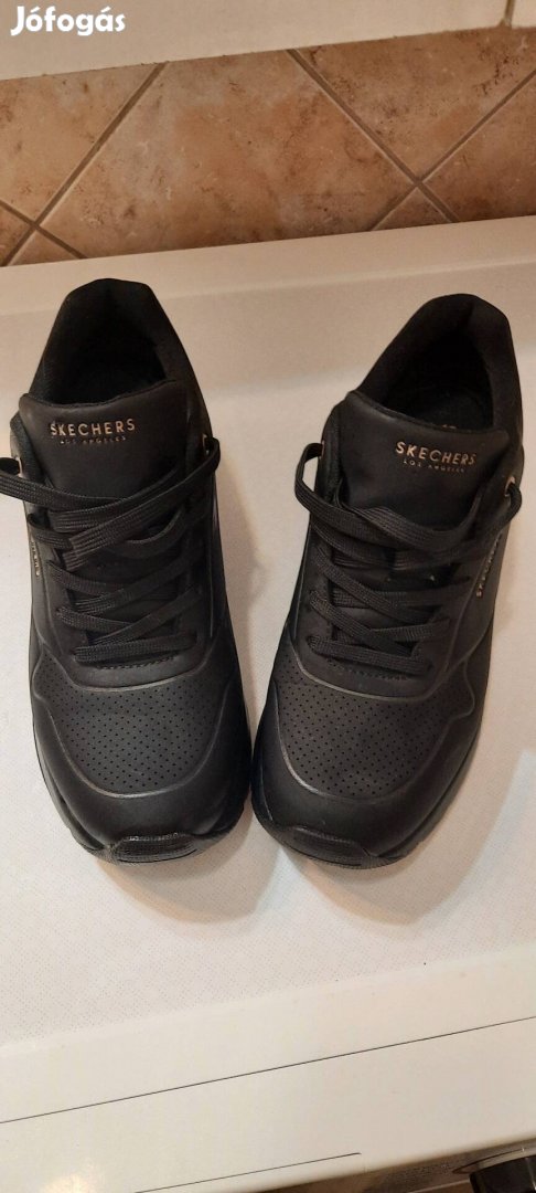 Skechers női cipő eladó 40-es. 2 szer használt! Érd :+436704031245