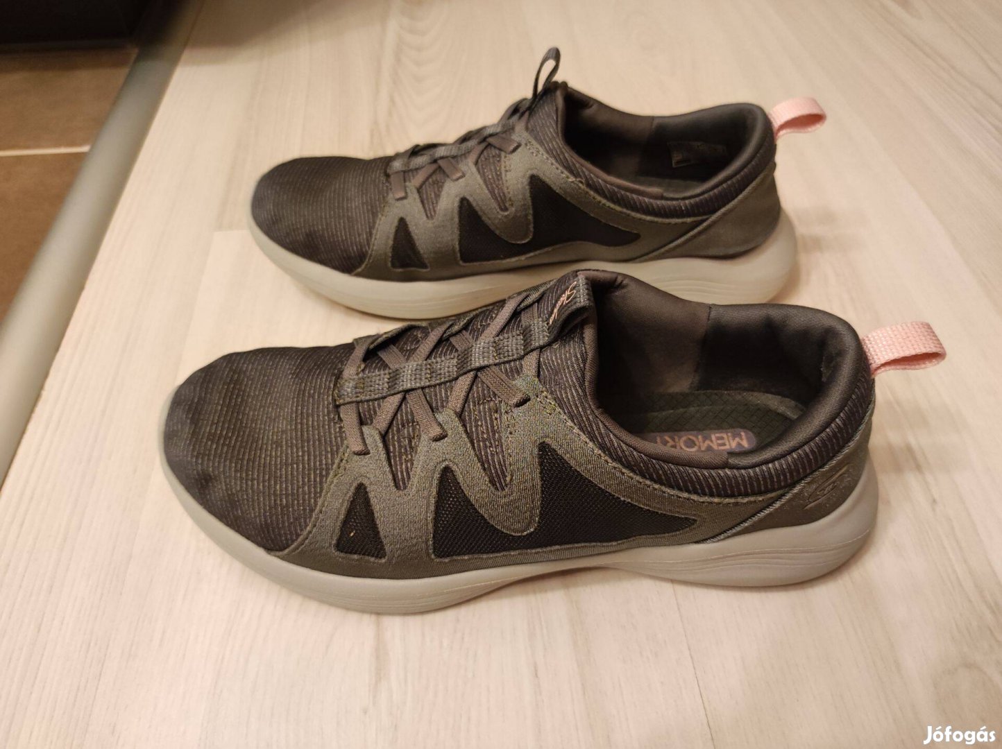 Skechers női cipő szürke sportcipő slip on memory foam 36.5 37