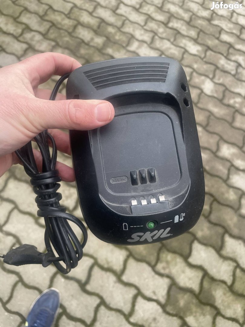 Skil akkumulátor töltő.
