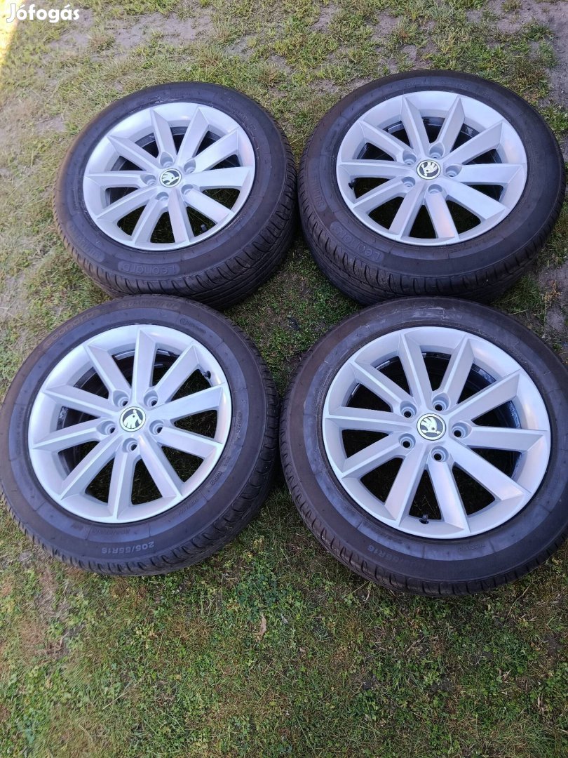 Skoda 16" 5x112 alufelni nyári gumikkal.