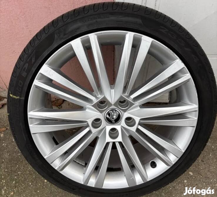 Skoda 19 colos Gyári könnyűfém felni garnitúra nyári gumival