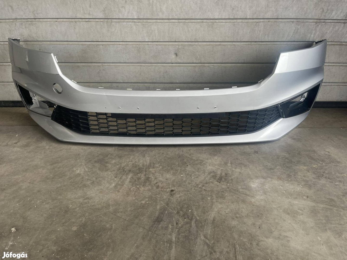 Skoda Fabia 4.gen első lökhárító lökő 2021- 6VA807221 rácsok jó állap
