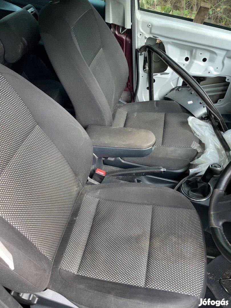 Skoda Fabia II Scout első ülések és hátsó üléssor egyben nem szakadt
