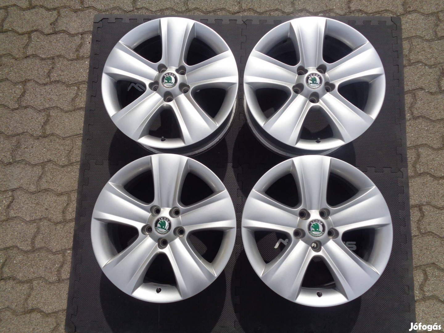 Skoda Gyári alufelni 17-es, 5×112-es osztóval újszerű állapotban eladó