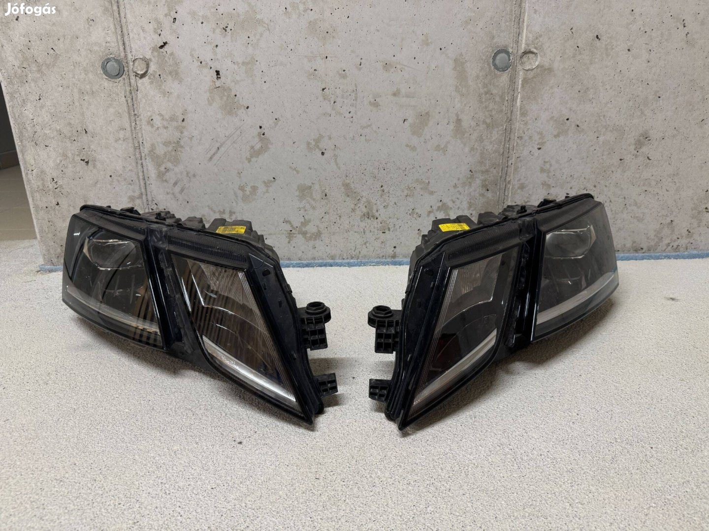 Skoda Octavia 3 FL gyári LED fényszóró pár Repedt