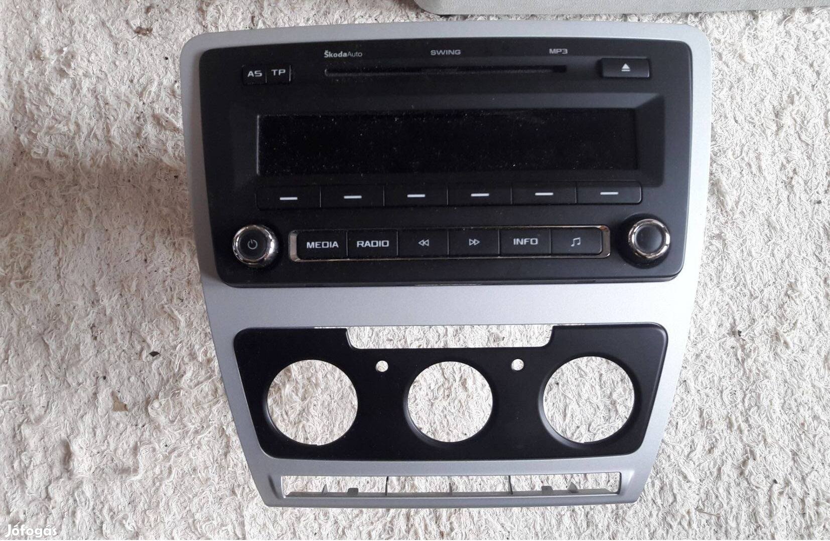 Skoda Octavia CD-s rádió,díszkerettel és Nokia kihangosító