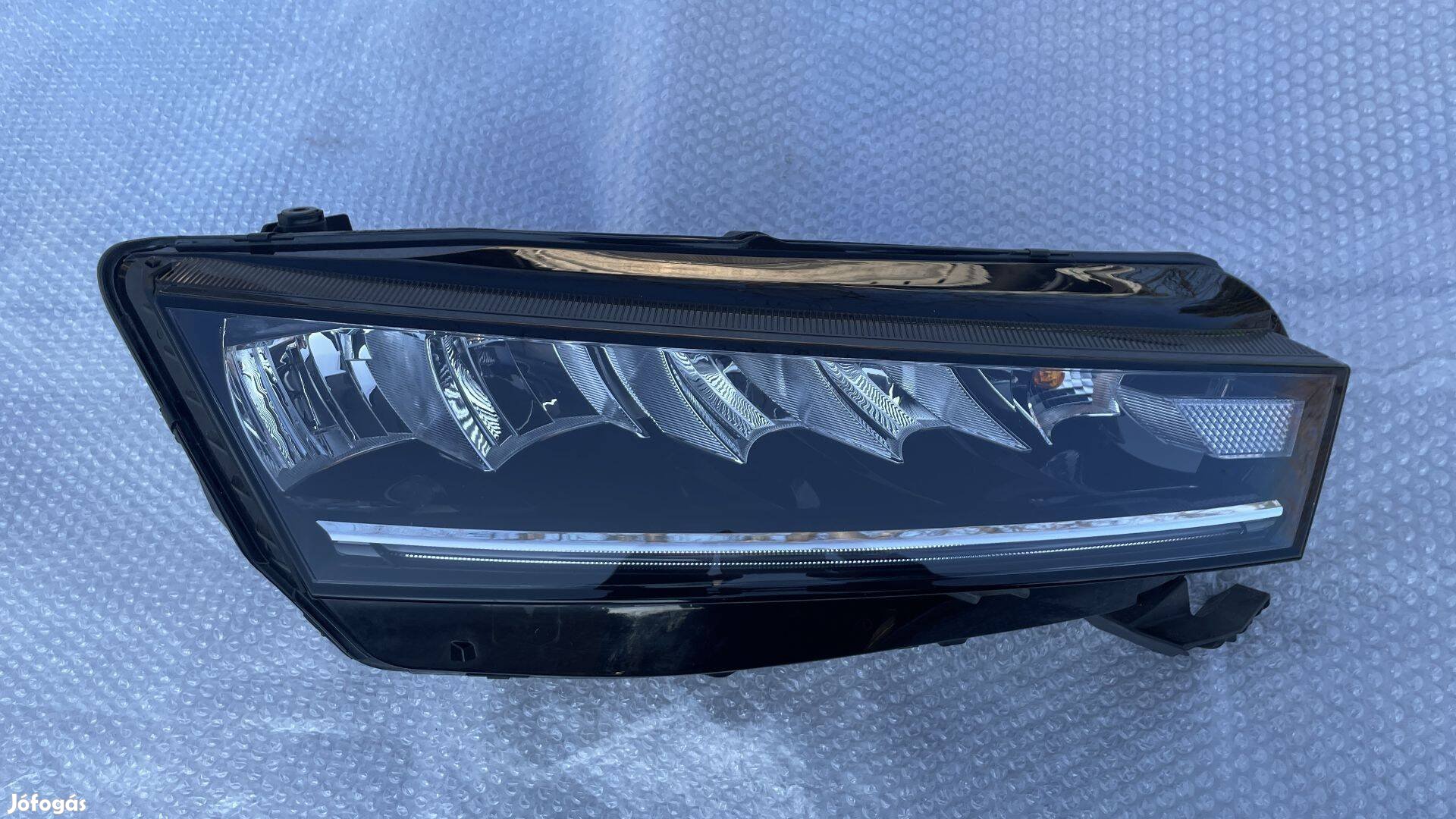 Skoda Octavia IV 4 jobb első led fényszóró lámpa 5E4941016