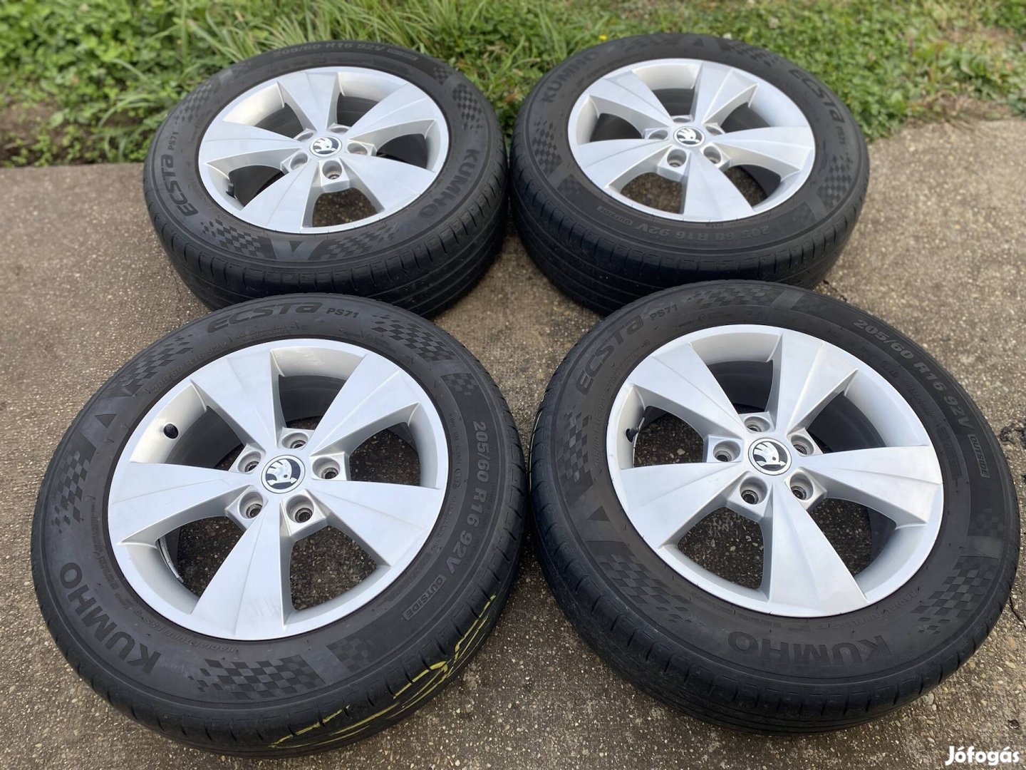 Skoda Octavia IV gyári 16-os alufelni 20560R16 Kumho
