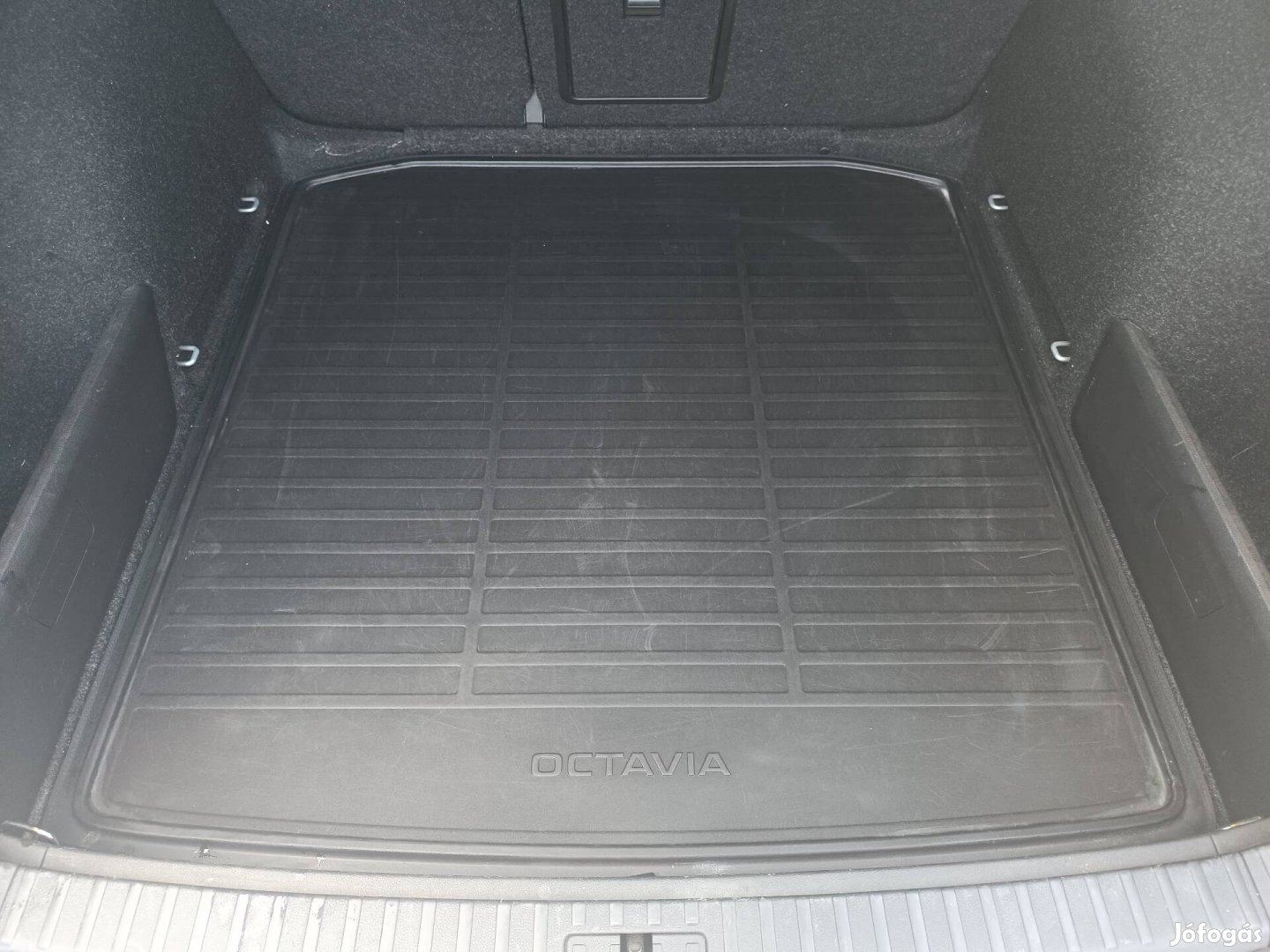 Skoda Octavia IV kombi gyári csomagtér tálca 