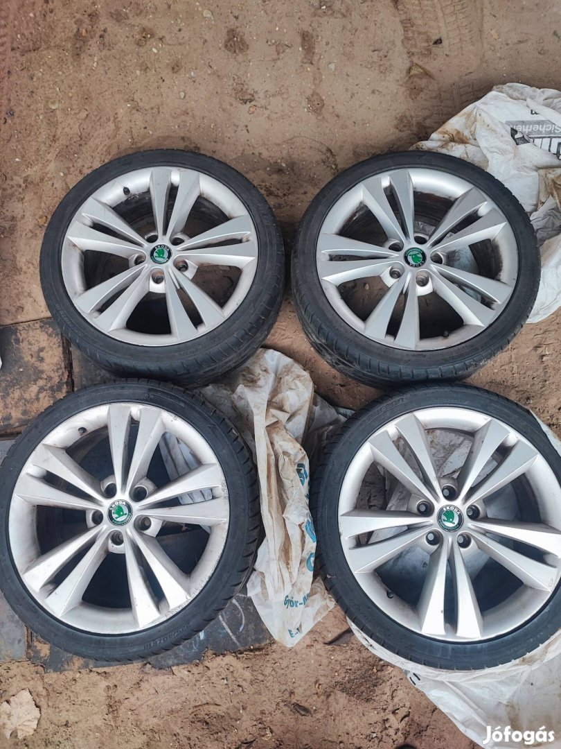 Skoda Octavia Vrs II facelift gyári alufelni garnitúra eladó gumival.