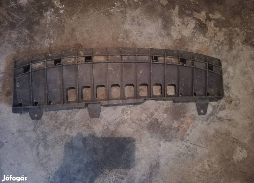 Skoda Octavia első héja alsó koptato+tarto