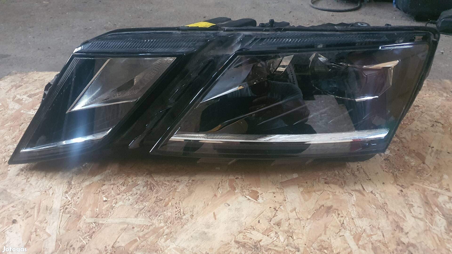 Skoda Octavia facelift Bal oldali fényszóró sérült