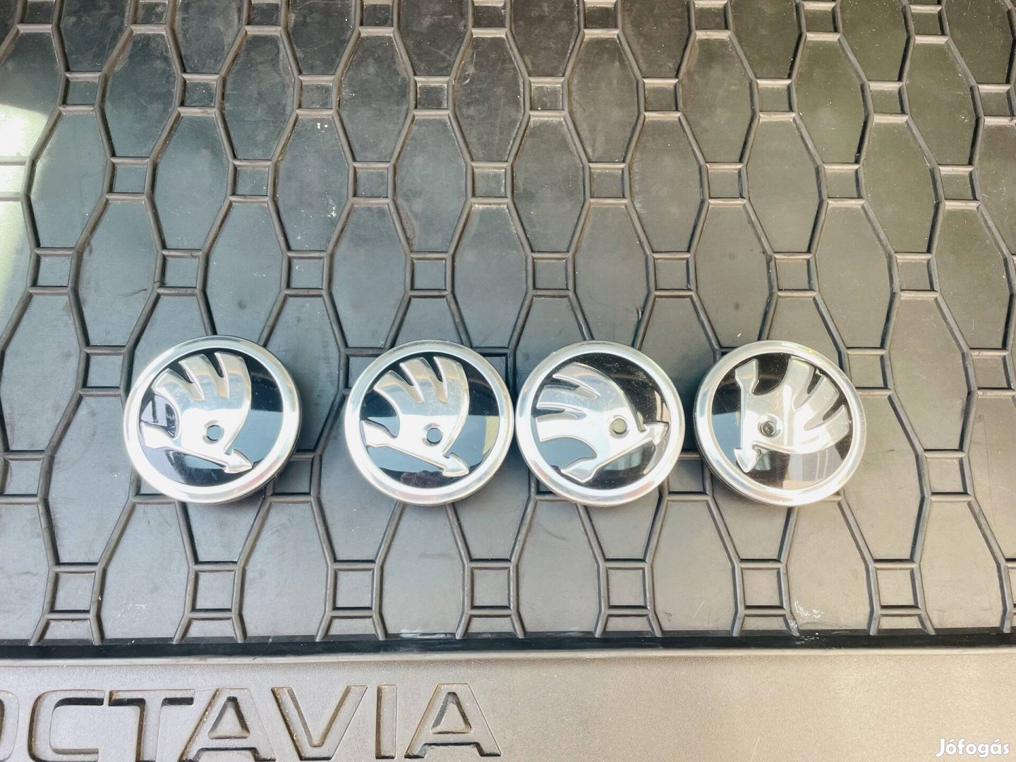 Skoda Oktavia 3 gyári felni közép garnitúra