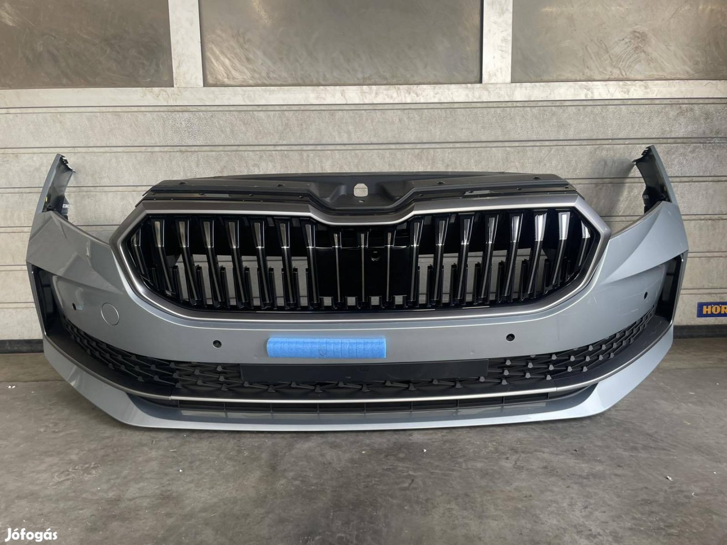 Skoda Superb 4 B9 első lökhárító lökő 2024- 3P0807221 Szín: Pebb
