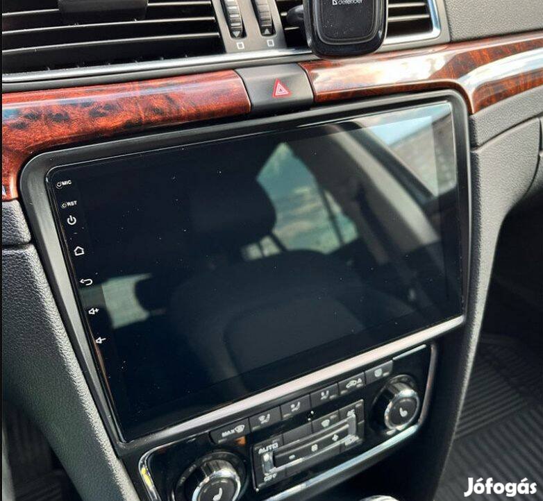 Skoda Superb Carplay Multimédia GPS Rádió Tolatókamerával