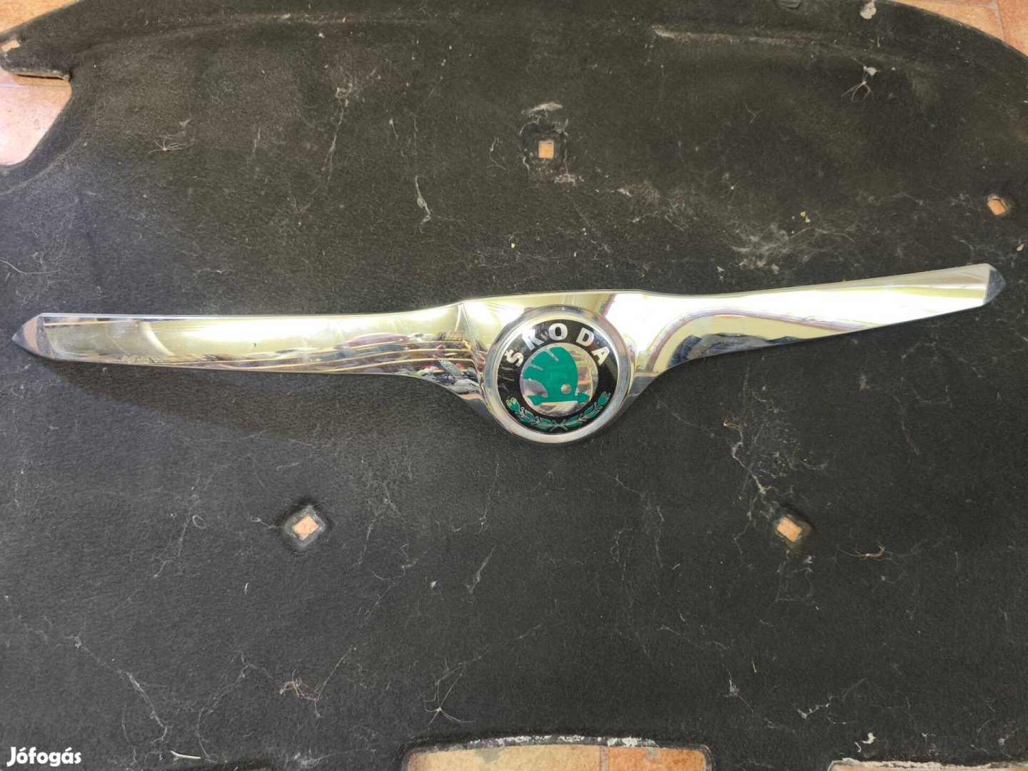 Skoda Superb II 2008-2013 motorháztető díszléc embléma