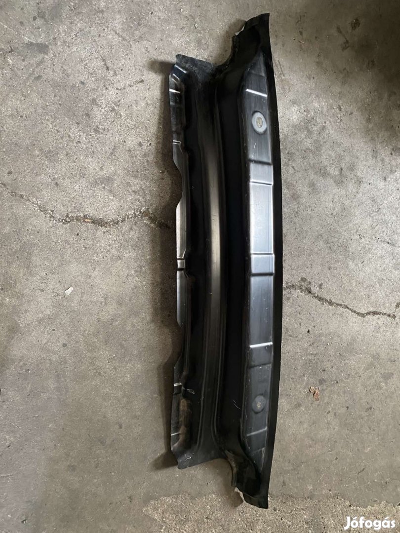 Skoda Superb csomagtér merevítő 3T9813309 eladó